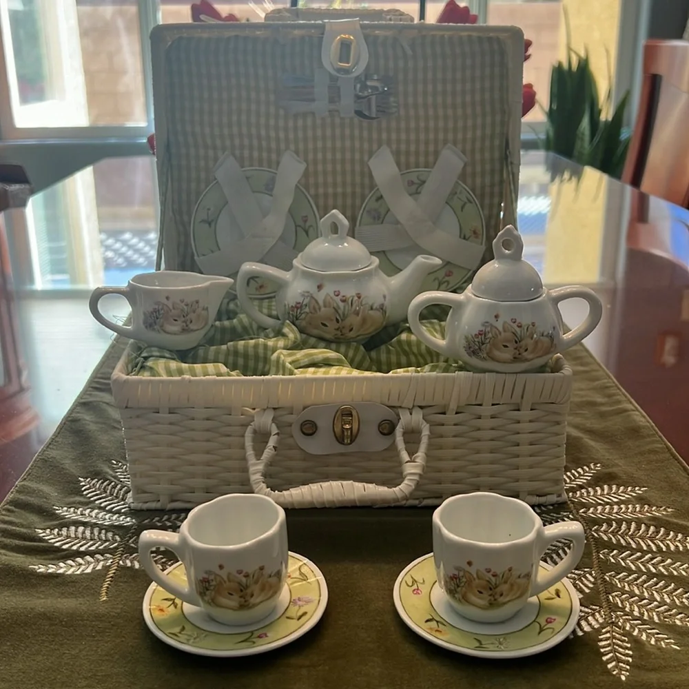Vintage, MCM.  children’s five and over, porcelain tea set, with basket. - Picture 9 of 13
